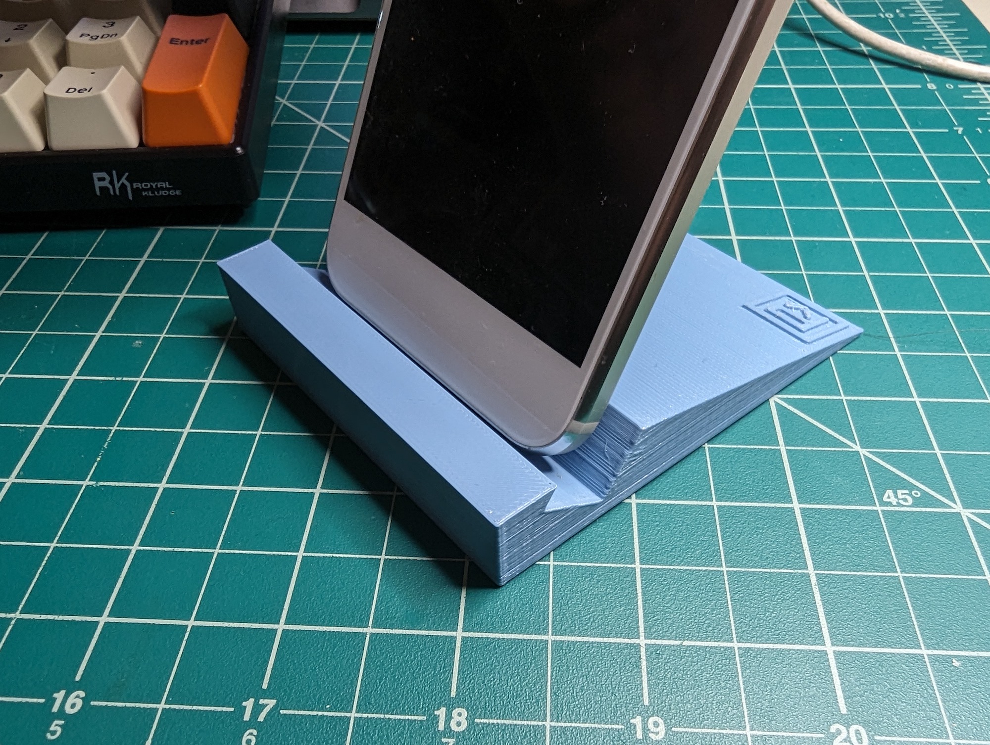 Demo with a too small Pixel 2 without a case.